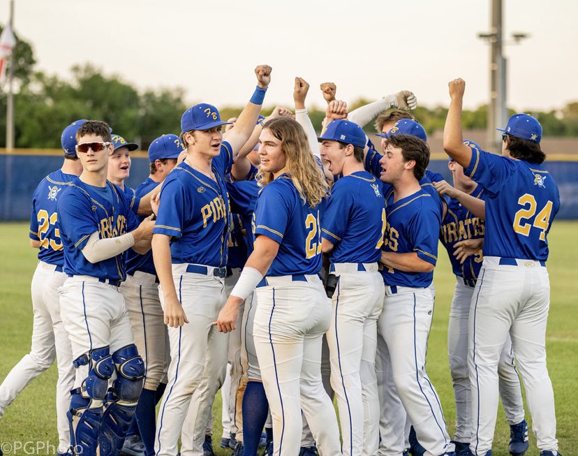 sean_benjamin6's tweet photo. 16 wins in a row. New school record! Just the beginning of something special, love these guys 💙 https://t.co/QPU9KjPDsY