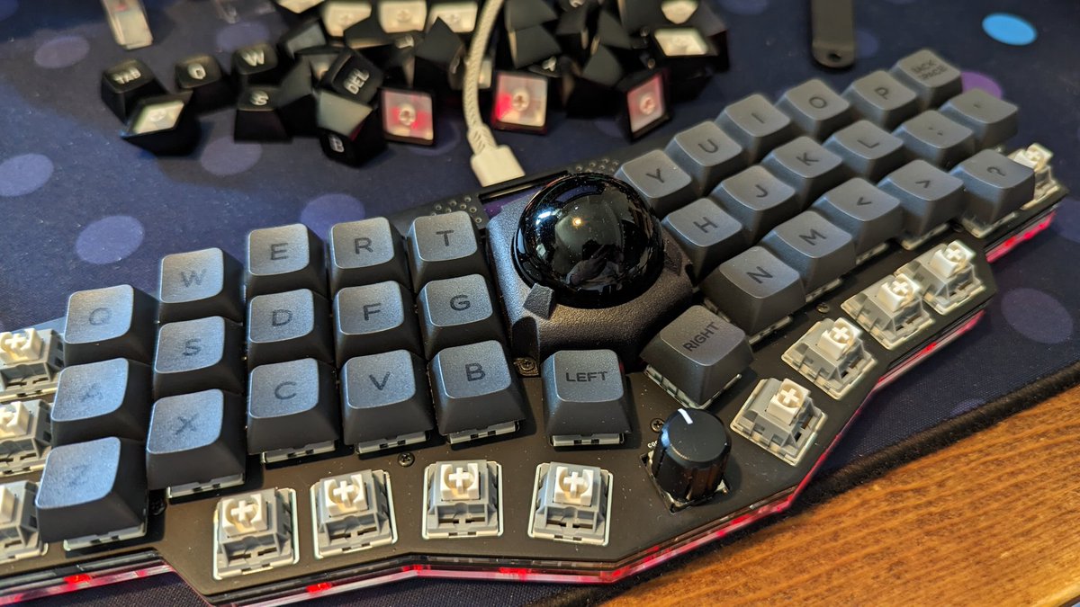 foronbon's tweet photo. MDA Future Suzuri届いたので途中まではめてみた
いい雰囲気
#MDAFutureSuzuri #keycaps https://t.co/IoITLKE5wB