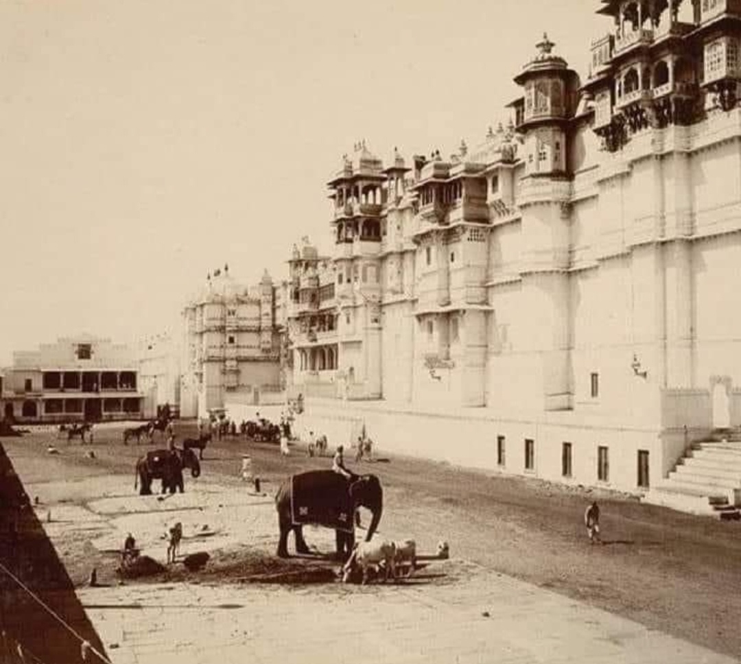 Sanatani_Purnim's tweet image. हल्दीघाटी के बाद अगले १० साल में मेवाड़ में क्या हुआ..

इतिहास से जो पन्ने हटा दिए गए हैं उन्हें वापस संकलित करना ही होगा क्यूंकि वही हिन्दू रेजिस्टेंस और शौर्य के प्रतीक हैं.

इतिहास में तो ये भी नहीं पढ़ाया गया है कि हल्दीघाटी युद्ध में जब महाराणा प्रताप ने कुंवर मानसिंह के…