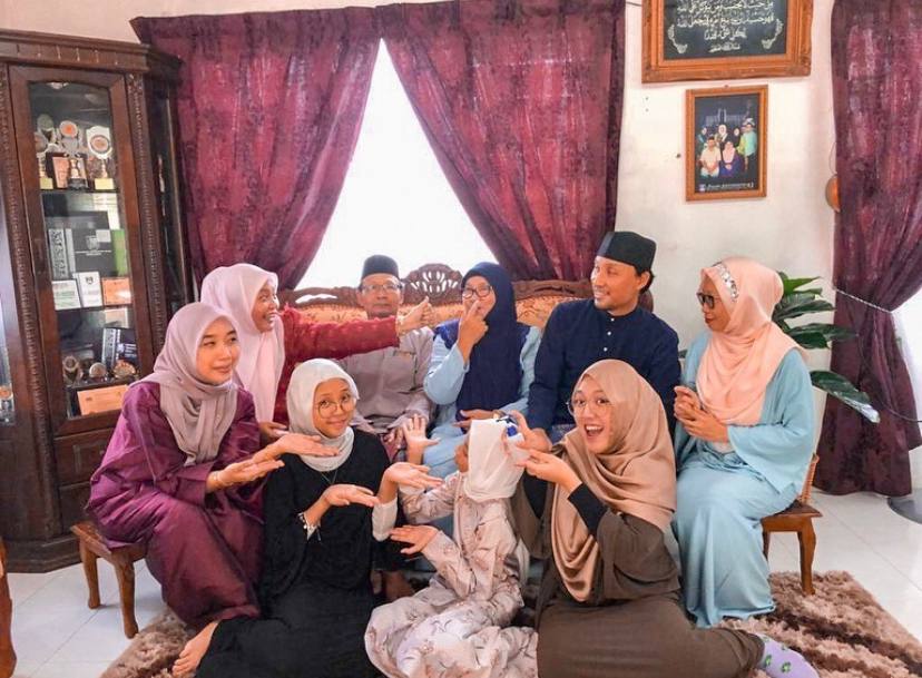 InsyirahIs52384's tweet photo. CELEBRATING A NOSTALGIC RAYA 

[ A THREAD ] 

#COM2012C 
#MC1102C2023
#NOSTALGIARAYA
#RayaAidilfitri2023 https://t.co/cT0aYq8ILB