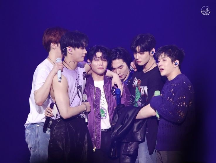 dongminlv's tweet photo. en unas horas estarán reunidos los 6 por última vez así que 
“hasta el último wanna be your star” 
🤍💜 https://t.co/GbEoRSZztD