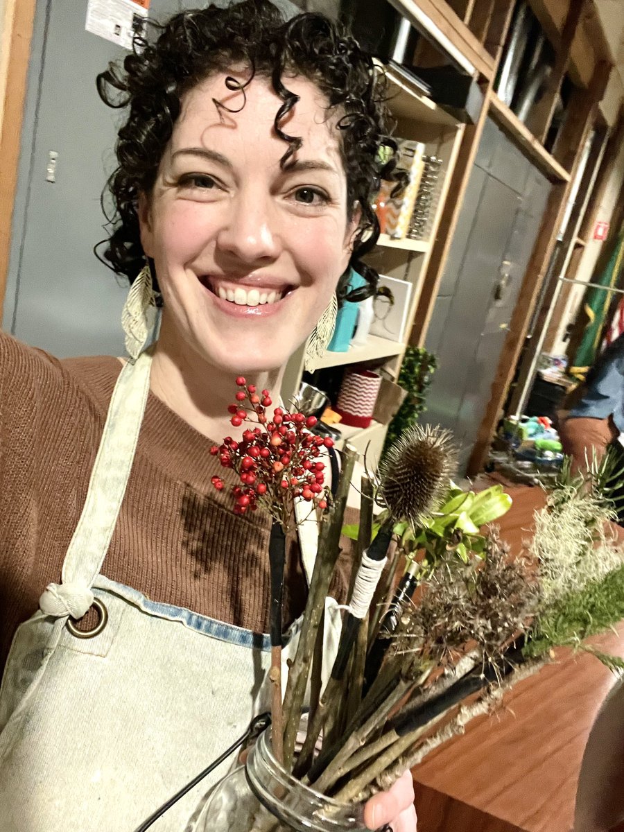 KRoyStudio's tweet image. Had a blast at @afternoonlivek2 today making DIY ink and nature brushes to celebrate Earth Week! 🌎 🎨 🌱 I love sharing science with our viewers! 😊 #EarthWeek2023 #naturecraft #sciencecraft