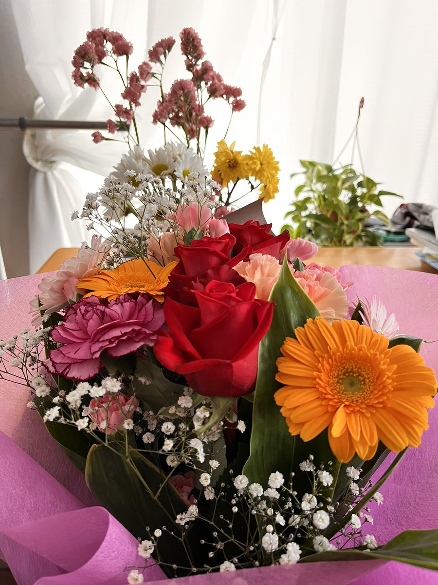 KIKUMIN1030's tweet photo. @Colorsfmn 
#ナガカラ 
#FlowerColors
ユイヒロです😉 
Flower Colorsの🌷お花届きました💐
ありがとうございました😊
嫁さんがもうすぐ誕生日だったので応募して昨日届きました🤗
素敵な💐花束頂いて嫁さんも喜んでました😉 https://t.co/4fziIAncar