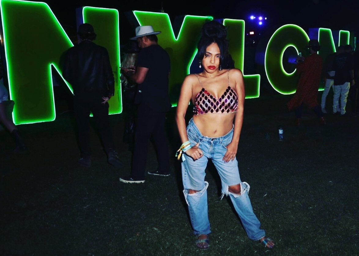 sashbashi's tweet photo. Why does Nylon always remind me of Dylan from Making The Band 😂 
#nylon #nylonmagazine #coachella #coachella2023 #model #boohoo #rippedjeans #neon https://t.co/lrTzeyTb3P