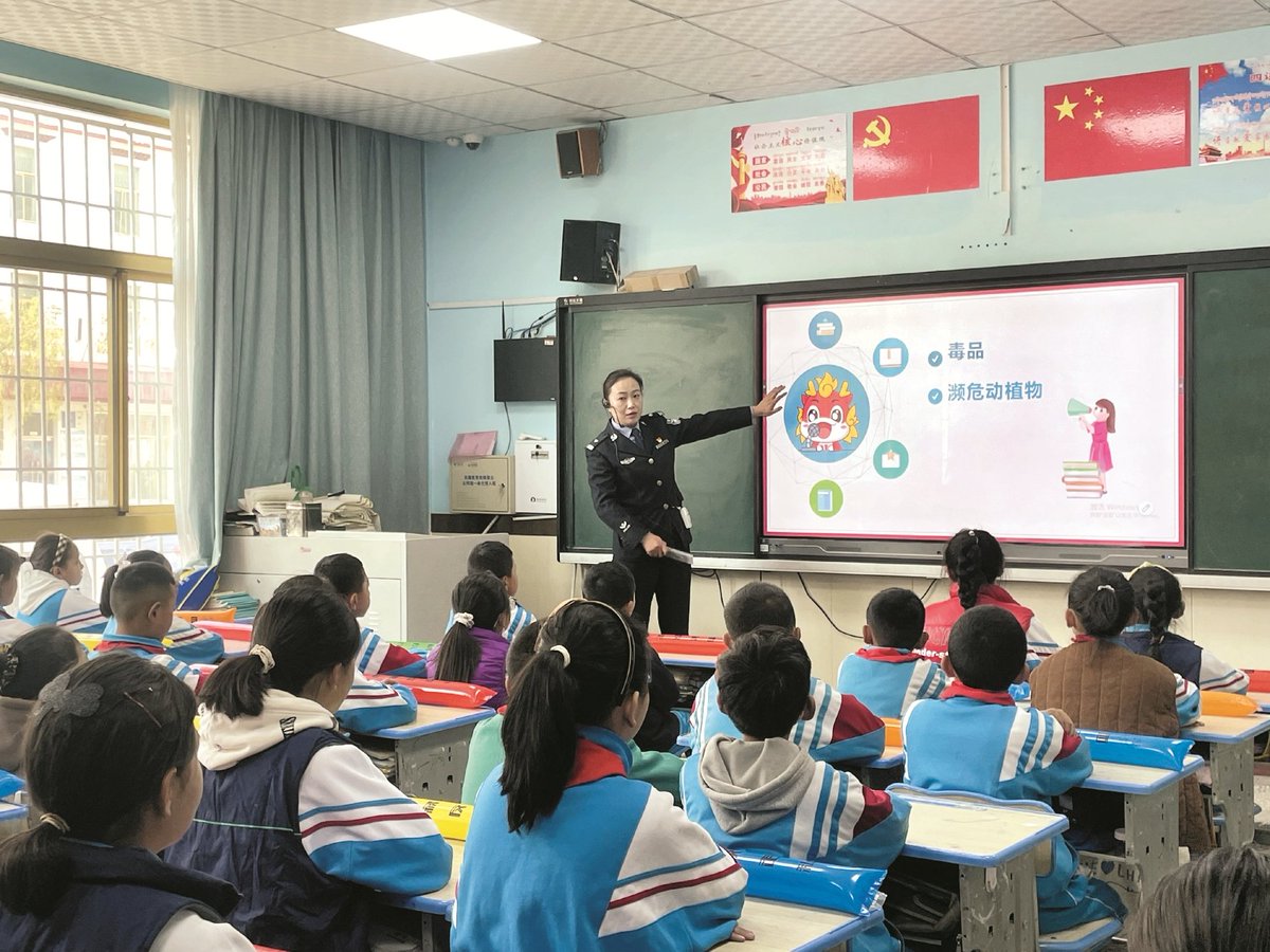 TibetNews11's tweet image. L'ufficio anti-contrabbando della #dogana di Lhasa lancia la campagna "anti-contrabbando nel campus".