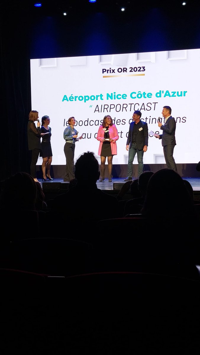 #jeudiphoto il y a tout juste une semaine on remportait le Prix OR 2023 avec <a href="/JeromeMorroni/">JeromeMorroni</a> aux #tmcf2023
Je suis tellement heureuse d’avoir été entourée par la meilleure équipe <a href="/AeroportNice/">Aéroport de Nice</a> pour créer ce podcast #airportcast #goldenbaby