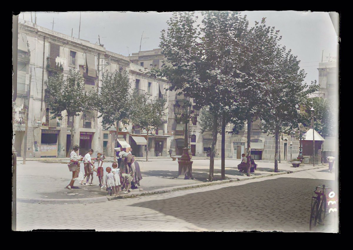 Tal dia com avui, el 20 d'abril de 1897, el #poble de #Sants va perdre la seva independència i va ser annexionat a Barcelona.

126 anys després, seguim sent un poble i qui sap si algun dia recuperarem el nostre municipi...💪#orgullsantsenc

📸 Plaça d’Osca (Autor desconegut/AMDS)