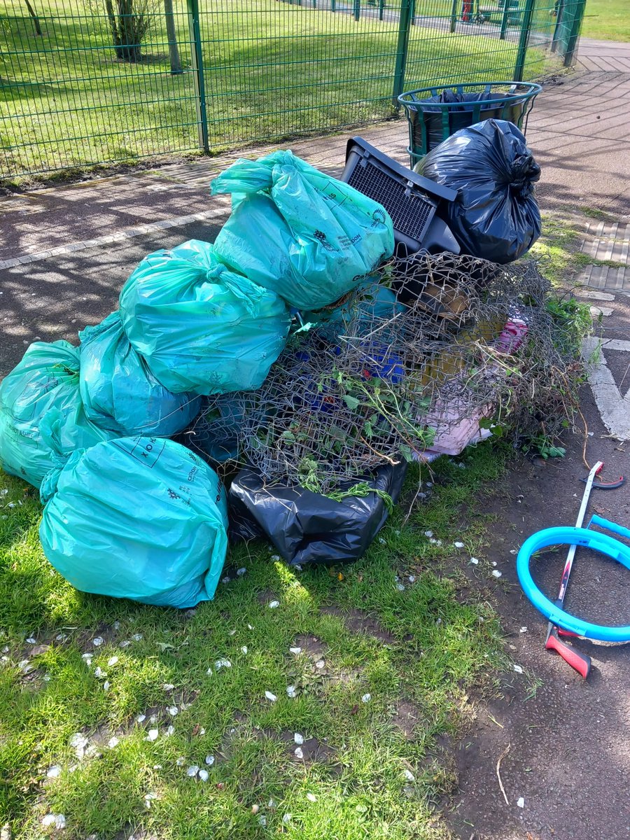 DorisDaleOct4's tweet photo. The fabulous #HackbridgeLitterPickers strike again! They've done a weekly clean of local 'grotspots' in the area over the past few weeks, and what a mountain of rubbish they've cleared ๐ ๐๐ #litterpicking #litterpickers #hatelitter #hackbridge #sutton #Heroes @ElliotColburn https://t.co/OgfR9eXW5T