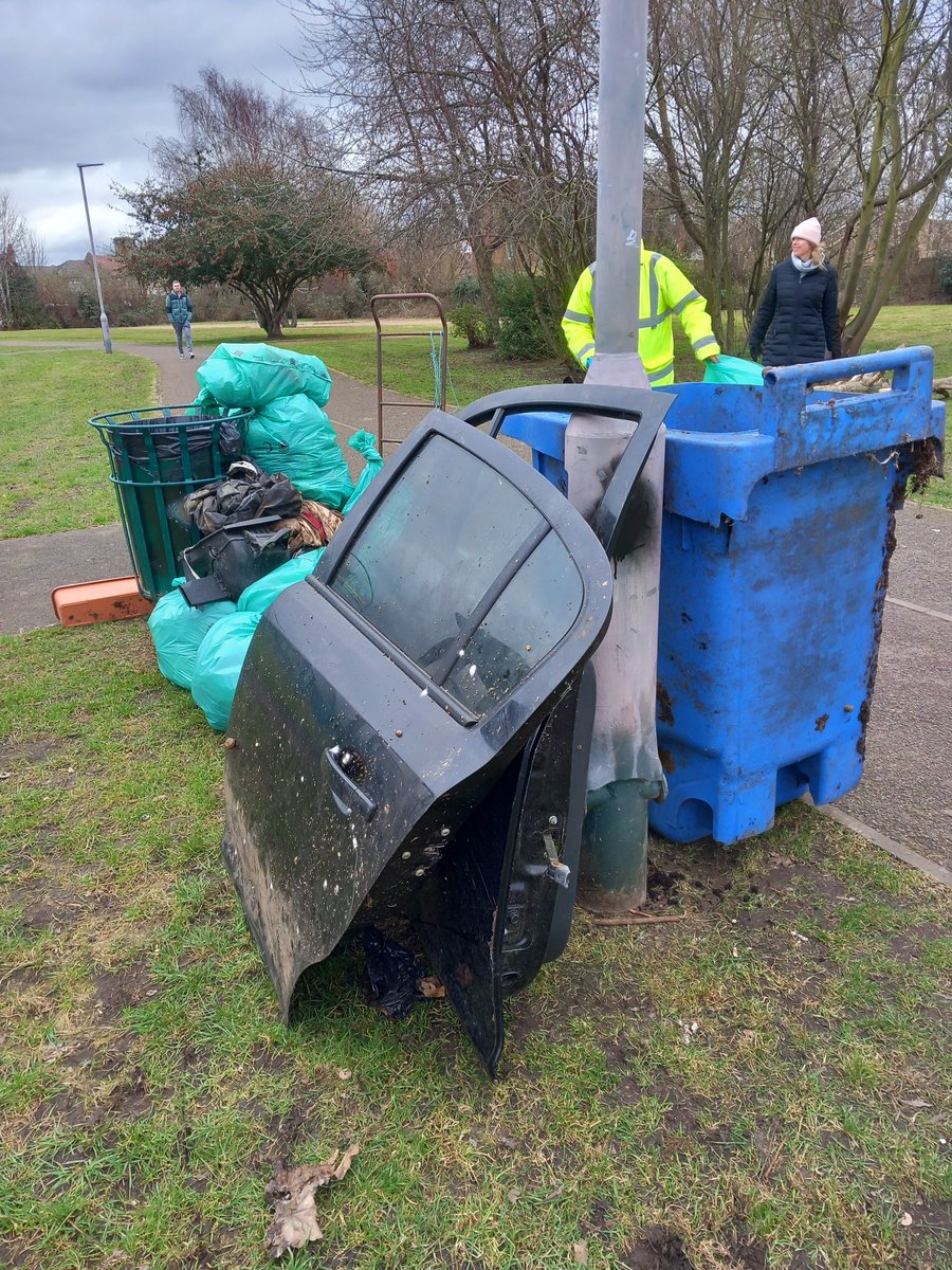 DorisDaleOct4's tweet photo. The fabulous #HackbridgeLitterPickers strike again! They've done a weekly clean of local 'grotspots' in the area over the past few weeks, and what a mountain of rubbish they've cleared ๐ ๐๐ #litterpicking #litterpickers #hatelitter #hackbridge #sutton #Heroes @ElliotColburn https://t.co/OgfR9eXW5T