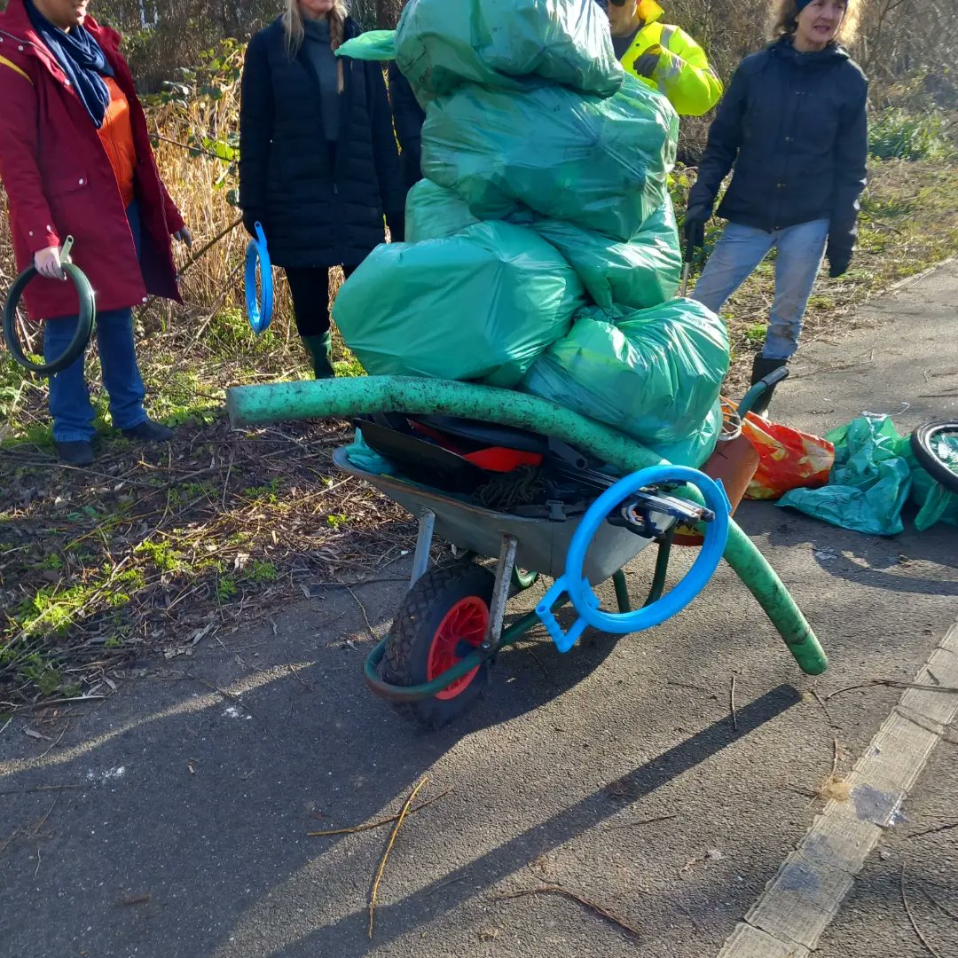 DorisDaleOct4's tweet photo. The fabulous #HackbridgeLitterPickers strike again! They've done a weekly clean of local 'grotspots' in the area over the past few weeks, and what a mountain of rubbish they've cleared ๐ ๐๐ #litterpicking #litterpickers #hatelitter #hackbridge #sutton #Heroes @ElliotColburn https://t.co/OgfR9eXW5T