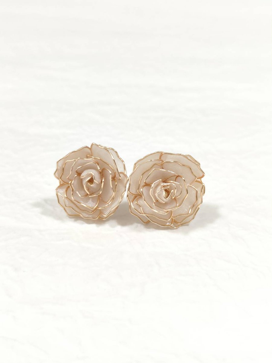LIBERAL_JEWELRY's tweet photo. 白のカーネーションピアス♪
綺麗に出来た(^^)/

#母の日 #母の日ギフト #minnne #カーネーション #ピアス #イアリング https://t.co/RYJ1RYBrBa