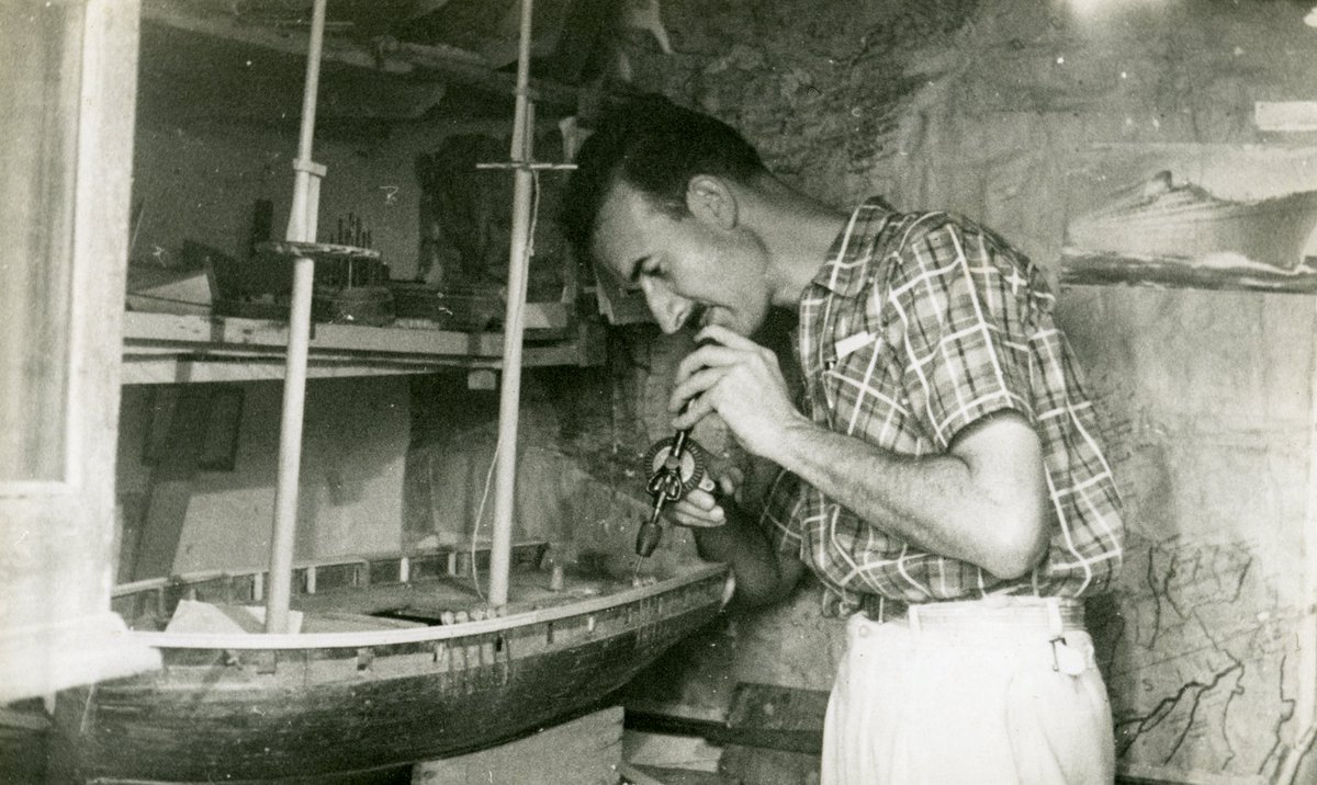 Avui es compleixen quinze anys de la mort d'en Francesc Roig Toqués (1921-2008), creador del Museu de Curiositats Marineres i pare de l'estimada Carpa Juanita.

⚓️💙 Des de l'Espai Far el recordem amb gran estima i treballem per mantenir viu el seu llegat.