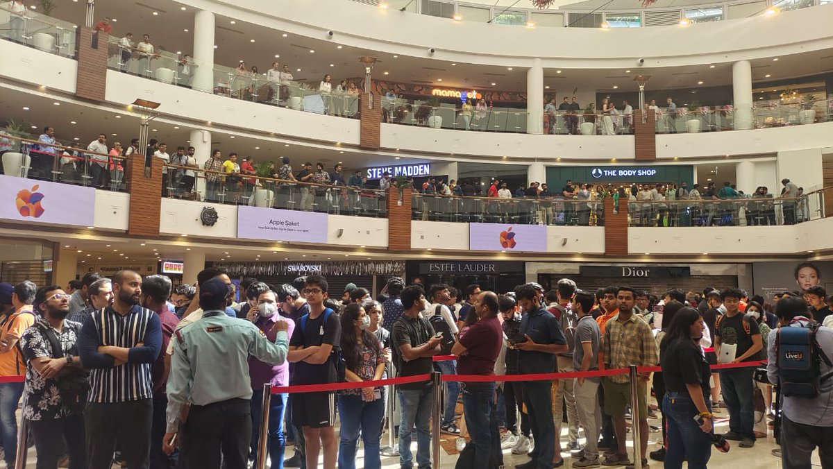 MoneycontrolH's tweet photo. #apple - दिल्ली में एपल का दूसरा स्टोर 20 अप्रैल को खुल रहा है। इस स्टोर का नाम Apple Saket है। मुंबई की तरह यहां भी कंपनी के CEO टिम कुक ग्राहकों का वेलकम कर रहे हैं। 
.
@Apple 
.
.
#applestore #delhiapplestore #delhiapple #iphone #applesaketstore #moneycontrolhindinews https://t.co/i1aWyUBIHV
