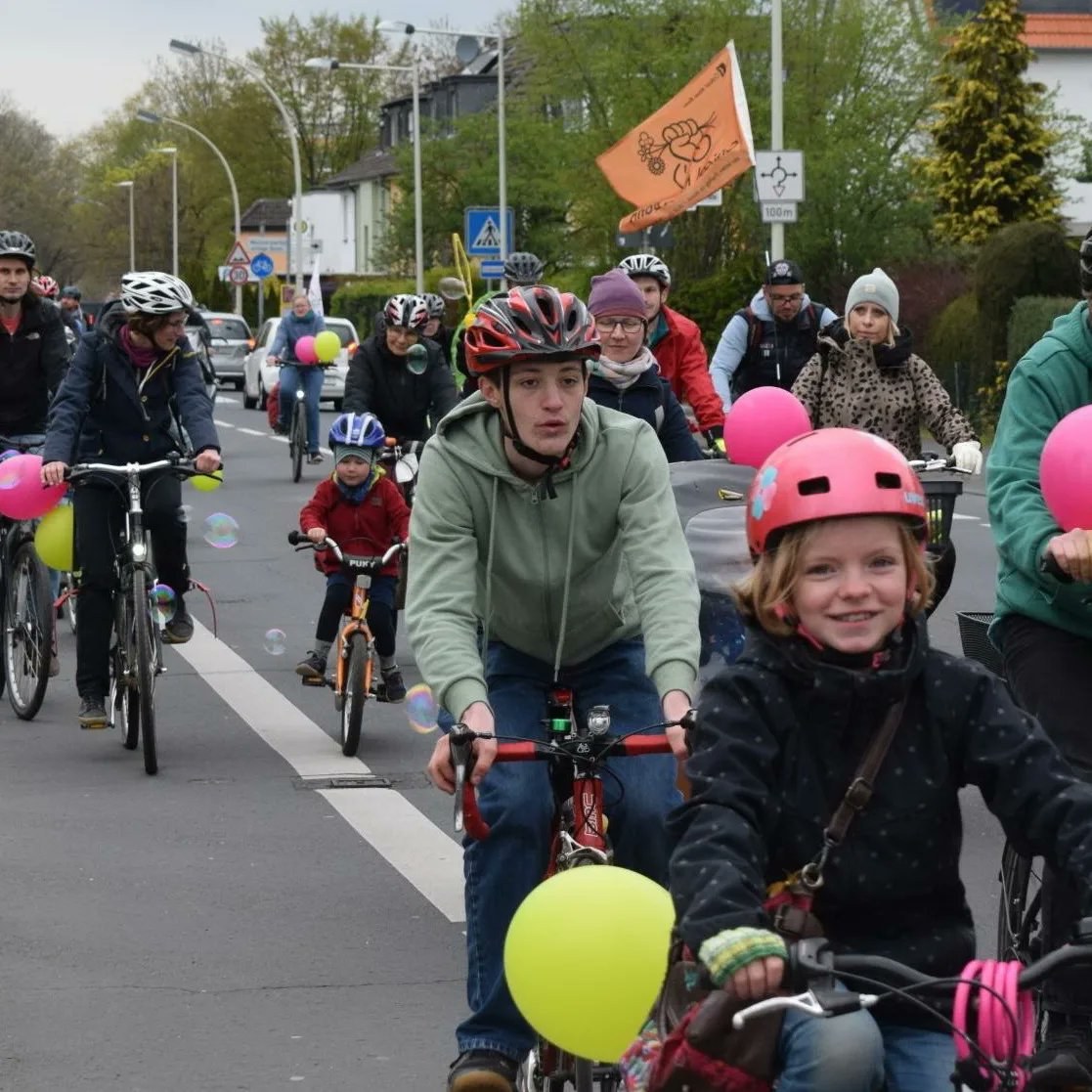 radentscheid_bn's tweet image. Luftballons und gute Laune bei der #KidicalMass in #Bonn! 180 Kinder und Eltern hatten Spaß dabei, durch Bonn-Endenich zu radeln. So sicher und komfortabel wollen Familien auch im Alltag unterwegs sein.