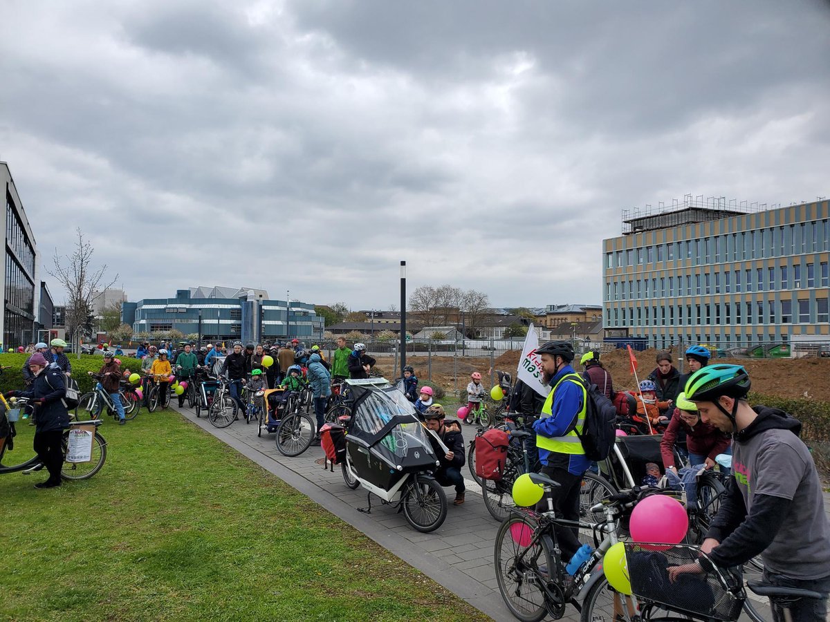 radentscheid_bn's tweet image. Luftballons und gute Laune bei der #KidicalMass in #Bonn! 180 Kinder und Eltern hatten Spaß dabei, durch Bonn-Endenich zu radeln. So sicher und komfortabel wollen Familien auch im Alltag unterwegs sein.