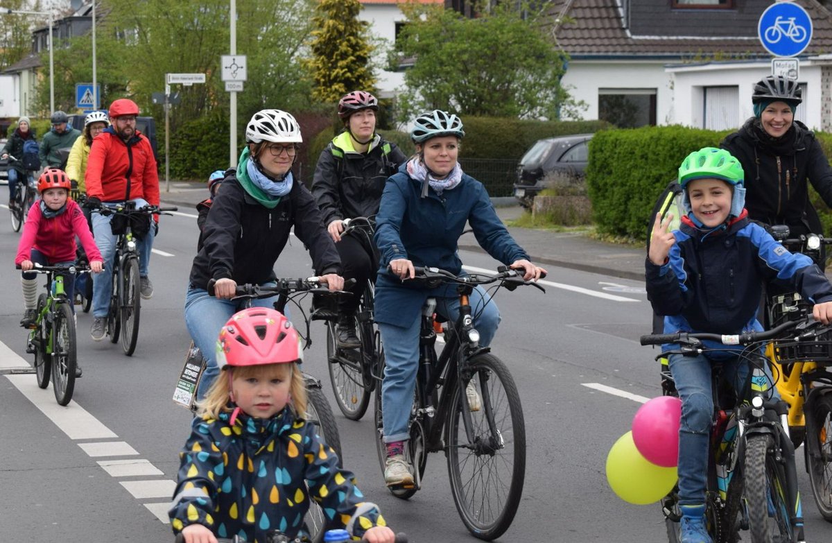 radentscheid_bn's tweet image. Luftballons und gute Laune bei der #KidicalMass in #Bonn! 180 Kinder und Eltern hatten Spaß dabei, durch Bonn-Endenich zu radeln. So sicher und komfortabel wollen Familien auch im Alltag unterwegs sein.