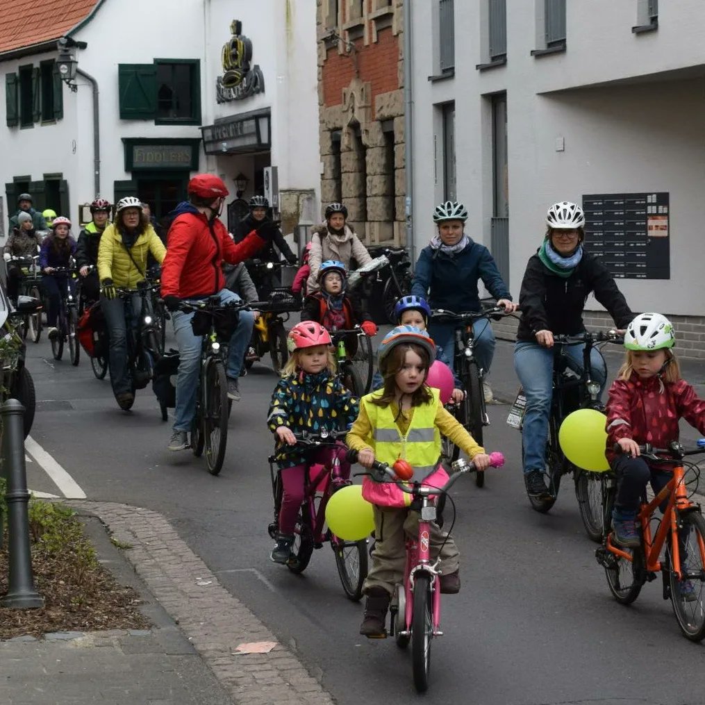 radentscheid_bn's tweet image. Luftballons und gute Laune bei der #KidicalMass in #Bonn! 180 Kinder und Eltern hatten Spaß dabei, durch Bonn-Endenich zu radeln. So sicher und komfortabel wollen Familien auch im Alltag unterwegs sein.