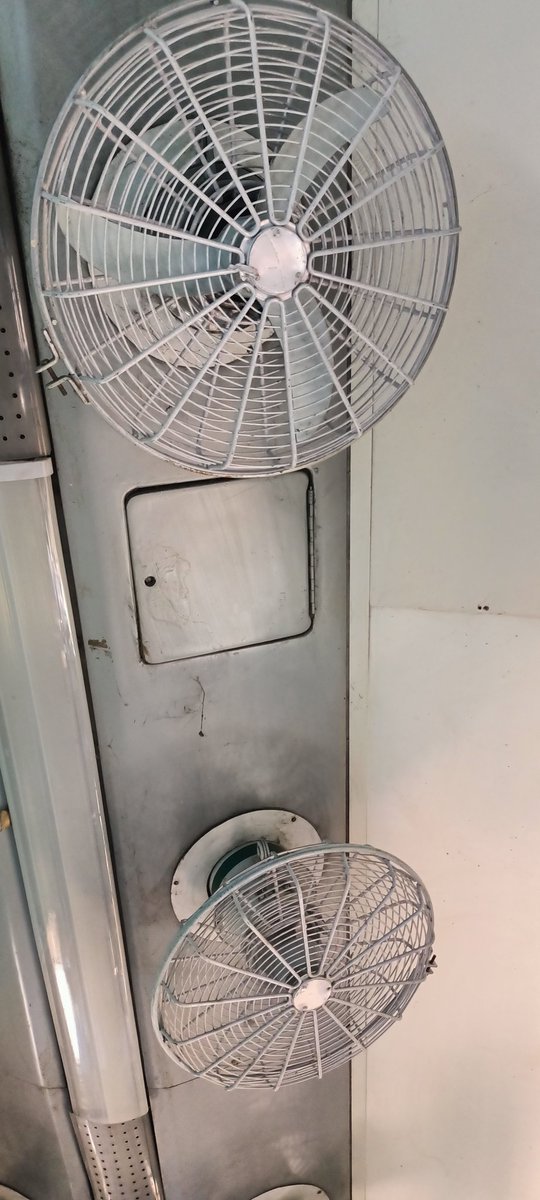 DeepakK72029813's tweet photo. Train number 13226 me Fan work nhi kr rha h sir plz help 
Coach number EC 194153/C https://t.co/pbTcbs0Q67