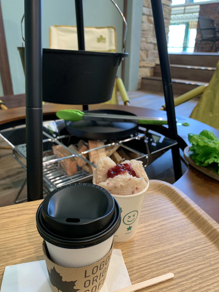 MariTanabe's tweet photo. ATC南館に今日オープンした
#LOGOSCAFE もついでに👀
ハンモックやアウトドアチェア
テント席やバーベキュー?風席など
キャンプの世界観を楽しめる店内
フードもそんな感じやから
蒸しパンはむちゃくちゃ食べにくい🤣
(キャンプ風に紙コップで作ってる)
5月からは屋外BBQエリアも楽しめるみたい🍖 https://t.co/qeoq78AJcy