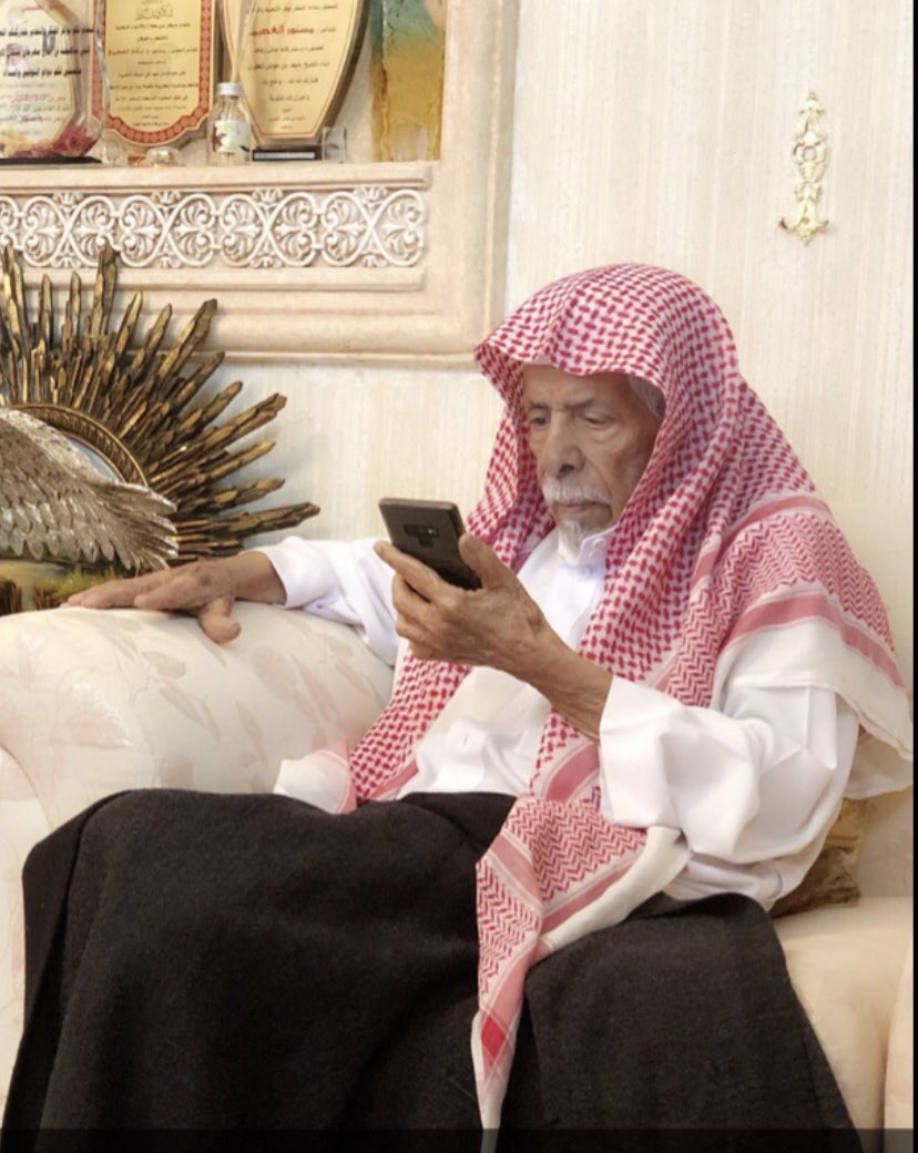 يا عامرين البيوت ونازلين البيوت
ومزخرفين المداخل بالحجر والرخام

ضاعفتوا الجهد لبيوتٍ مافيها ثبوت
ونسيتوا الجهد لبيوت البقاء والمقام 

مستور العصيمي جعل ربي يرحمه