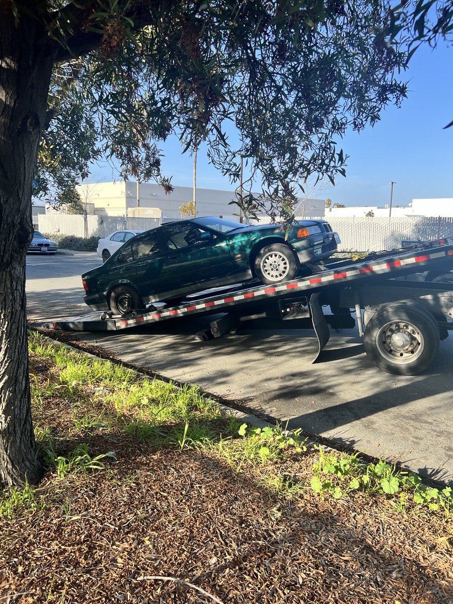 yoitskidmichael's tweet photo. Scored a $200 E36 rolling shell w/ complete interior, these BMWs are everywhere. Where the 240s 🥲 https://t.co/4zqHKucPmA