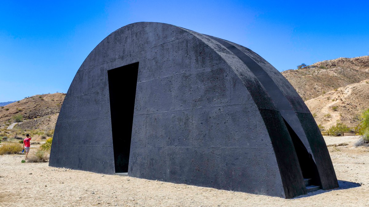 'Liquid a Place' - a monumental sculpture by Torkwase Dyson (b. 1973, Chicago), Desert X, Palm Desert, California.

'a poetic meditation connecting the memory of water in the body and the memory of the water in the desert.⁠'

#DX23 #DesertX2023 #Coachella23 #torkwasedyson