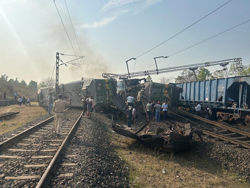 rinkurodhiya25's tweet photo. 15 hours continue duty , and then Train Accident , please take cognizance of this accident and take appropriate action. @AshwiniVaishnaw
#ShahdolTrainAccident
#SinghpurRailwayStation
@IndianRailways  
@PMOIndia
@RailMinIndia
@humanrights1st
@HansrajMeena
@DrGauravGarg4 https://t.co/OyPk30nTY0