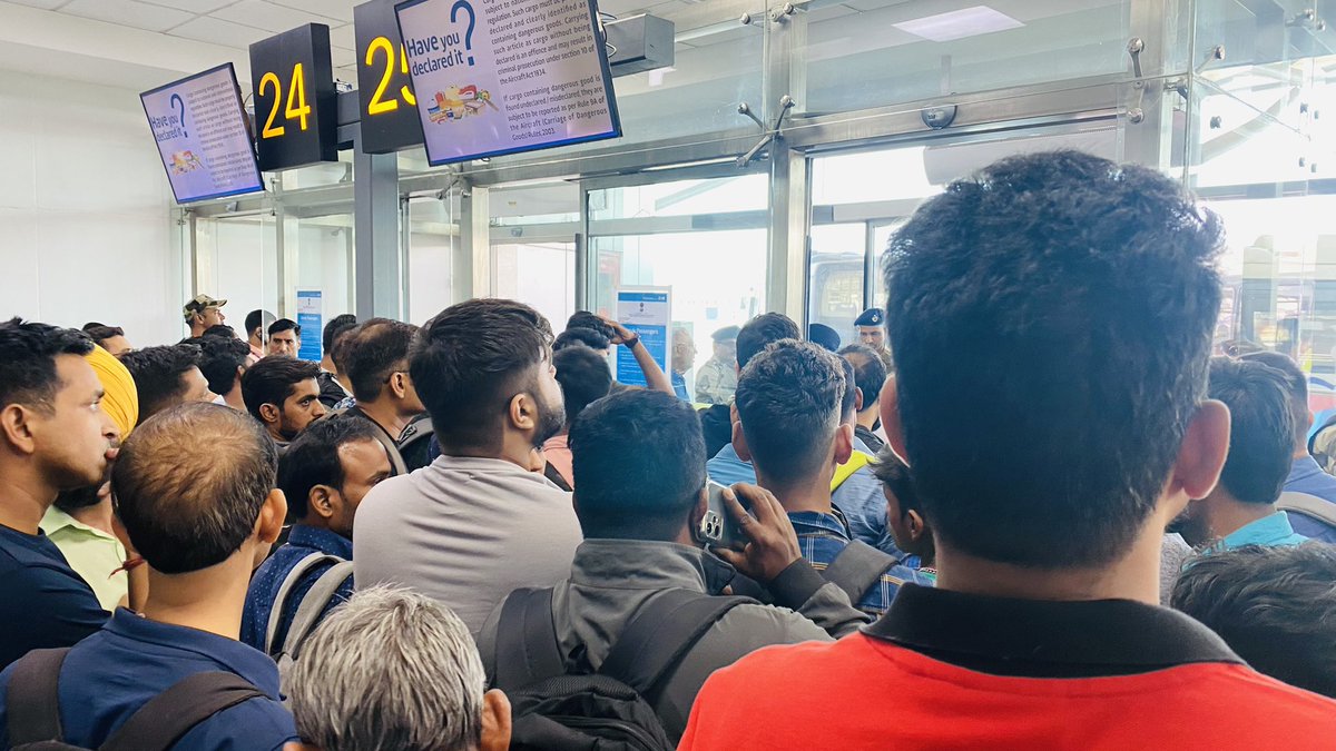 aamitk's tweet photo. @SathyaJyothi 

Sir our flight from Delhi to Leh has been cancelled without any notice or explanation.. G8 225 Go First airlines.. we are residents of Bangalore and stuck at Delhi as our flight has been cancelled.. Please help us with this as @GoFirstairways https://t.co/1HJWOLcWeE