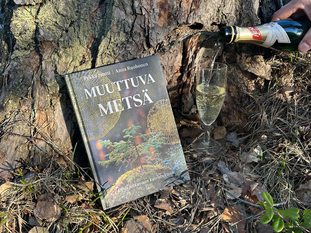Tänään juhlitaan! Pekka Juntin ja Anna Ruohosen kirjoittama Muuttuva metsä - opas jatkuvaan kasvatukseen on hyödyllinen ja kaunis tietopaketti jokaiselle, jota kiinnostaa metsien kestävä käyttö. #jatkuvakasvatus #muuttuvametsa #tietokirjallisuus <a href="/LikeKustannus/">Like Kustannus</a>