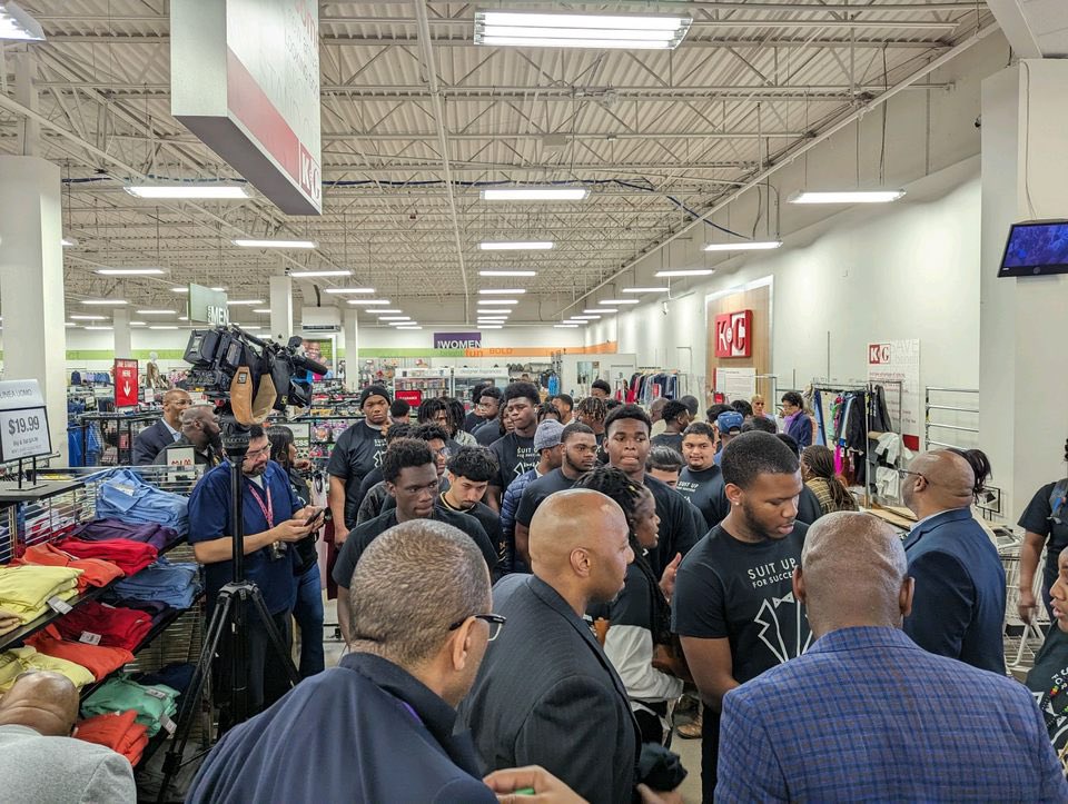 fly_lostme's tweet photo. Today, the Alpha Sigma Lambda chapter partnered with the DFW Cares Mentoring movement along with other sponsors to assist HS students with shopping for FREE suits. Thank you to the K&amp;G Men’s Superstore for welcoming us. #DFWcares #alphaphialpha #dallasalphas #mentoring https://t.co/zUoh9A8AEc