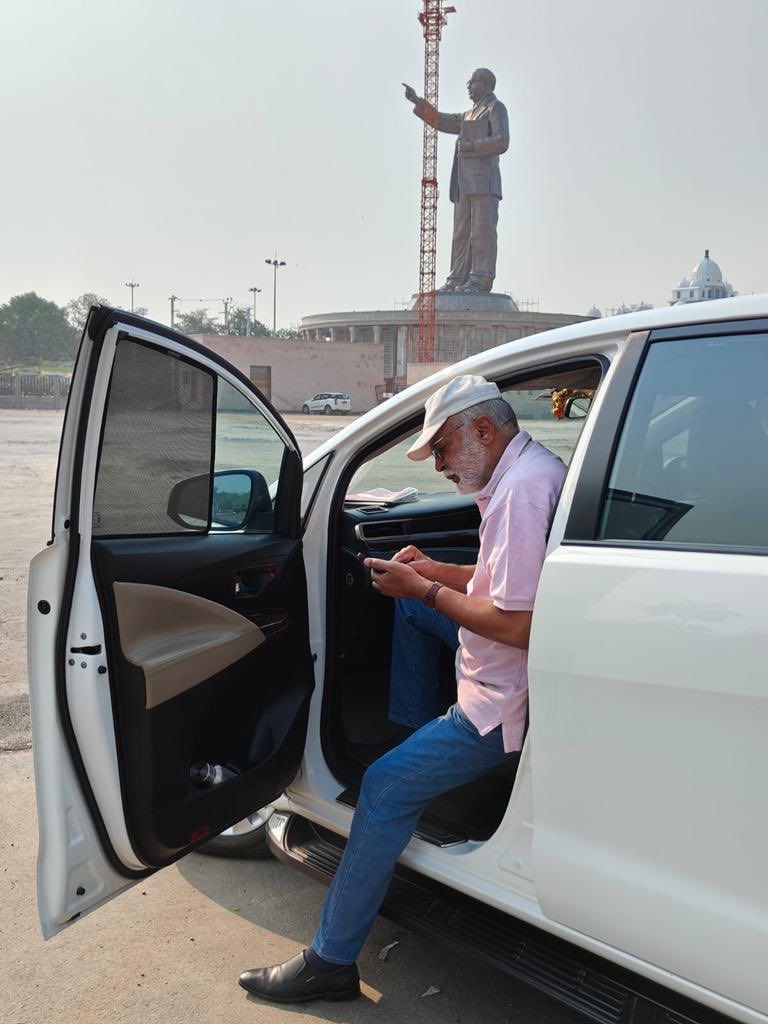 VedakumarManik1's tweet photo. 💐TODAY MORNING AT 8am @ DR B R AMBEDKAR STATUE @ HYDERABAD..🌱🤲🌱 https://t.co/h7NClxqn0j