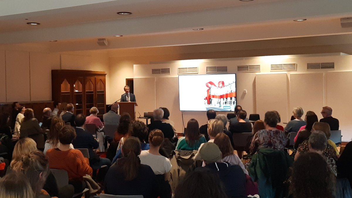 agora_kuleuven's tweet photo. Rector @LucSels startte onze viering met een terugblik om daarna samen met @alexandra_dh (@tudelft), @MichOpgenhaffen (@KU_Leuven), Aat Vos (@includi_) en Toon Robberecht (@SturaKULeuven) te kijken naar de toekomst. https://t.co/CnFx4Cyy25 https://t.co/W1QYEeYI81