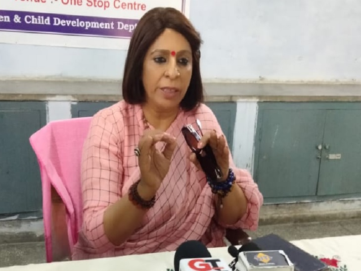 Sourceone8's tweet image. vaastavngo: RT @news24tvchannel: &quot;OYO रुम्स में लड़कियां हनुमान की आरती करने नहीं जातीं हैं&quot; 

◆ हरियाणा महिला आयोग की अध्यक्ष रेनू भाटिया का बयान 

Renu Bhatia | #RenuBhatia | #OYO