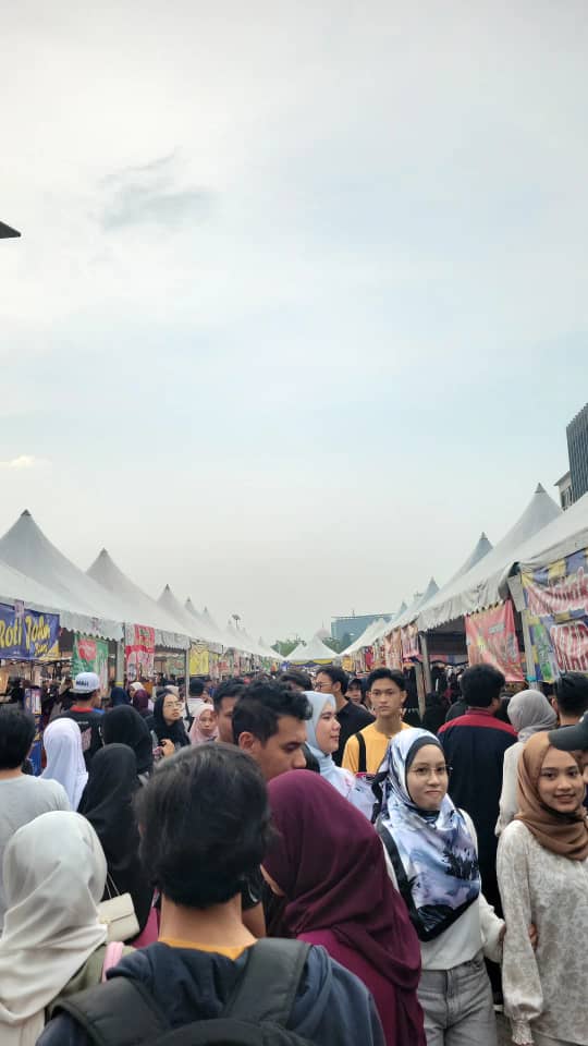 MC1102E's tweet photo. Ramadan Bazaar Dessert Price is Rising 

 [THREAD]

By : Nur Izzatul Hanis binti Shamsul Anuar  
Student ID : 2022892108

#COM201  #MC1102E2023 https://t.co/CUa5nULBPn
