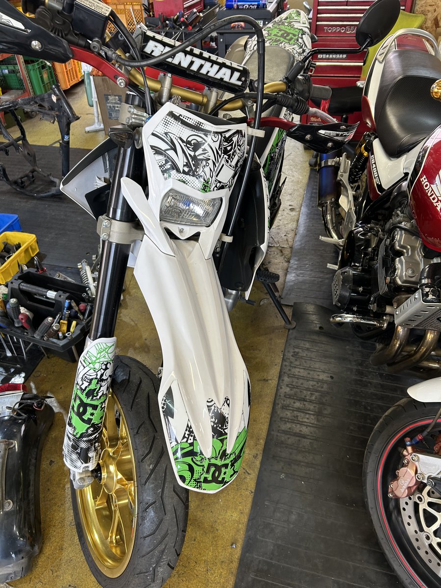 JunkYard069's tweet photo. こにちわー!!
今日、めちゃくちゃいいお天気🌞23℃もあって暑いですがバイク日和じゃないでしょうか!!
今日は入庫のお知らせ✨
Z900RSは前にもお知らせしましたね😆格好いいので再度登場(笑)
後の３台はパーツ販売予定です!お探しの物がある方はお待ちくだされ～🙌 https://t.co/Z5ztmlpL2f