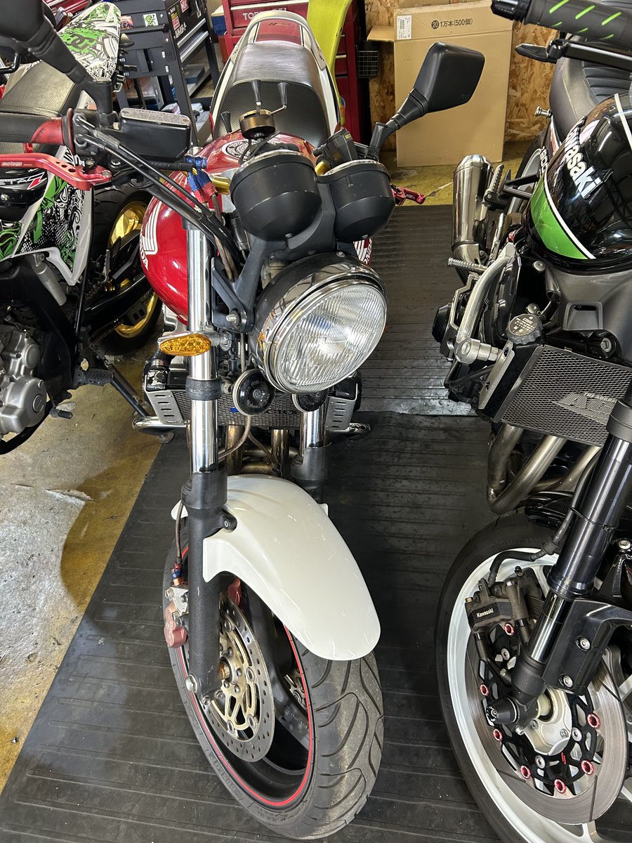 JunkYard069's tweet photo. こにちわー!!
今日、めちゃくちゃいいお天気🌞23℃もあって暑いですがバイク日和じゃないでしょうか!!
今日は入庫のお知らせ✨
Z900RSは前にもお知らせしましたね😆格好いいので再度登場(笑)
後の３台はパーツ販売予定です!お探しの物がある方はお待ちくだされ～🙌 https://t.co/Z5ztmlpL2f
