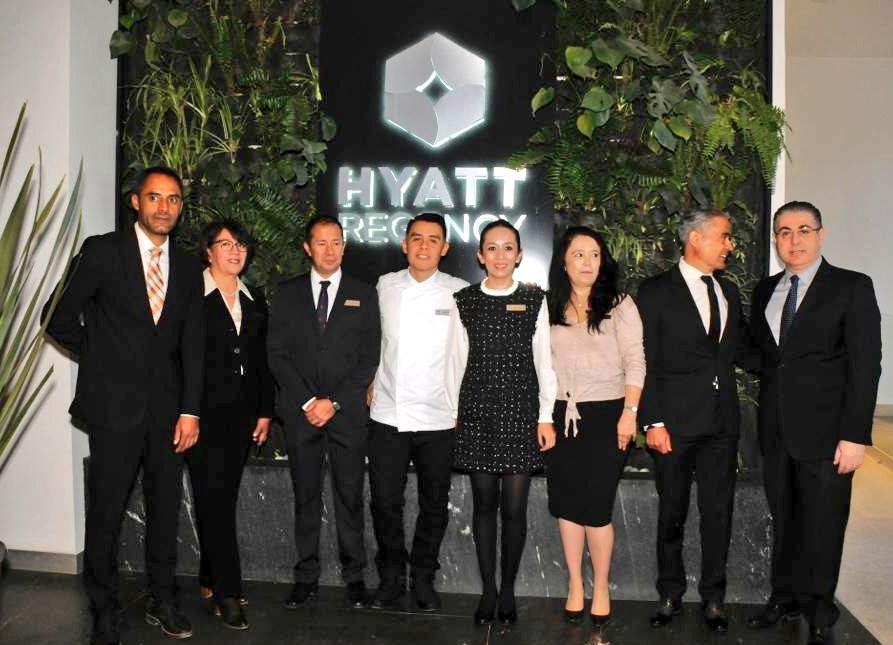 NexosTuristicos's tweet photo. Personalmente, Carlo Bava @c_bava Gerente del nuevo hotel Hyatt Regency Mexico City Insurgentes dio la bienvenida oficial a los primeros huéspedes. La propiedad cuenta con 201 amplias habitaciones y suites con ventanas de piso a techo, que ofrecen una combinación perfecta. https://t.co/nTZu5rvHgb