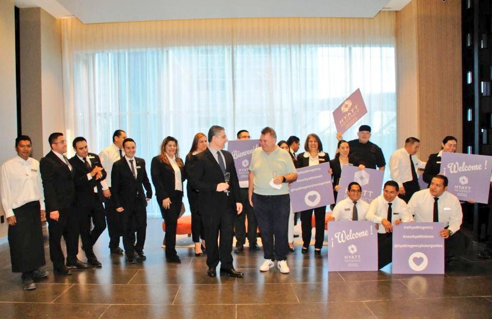 NexosTuristicos's tweet photo. Personalmente, Carlo Bava @c_bava Gerente del nuevo hotel Hyatt Regency Mexico City Insurgentes dio la bienvenida oficial a los primeros huéspedes. La propiedad cuenta con 201 amplias habitaciones y suites con ventanas de piso a techo, que ofrecen una combinación perfecta. https://t.co/nTZu5rvHgb