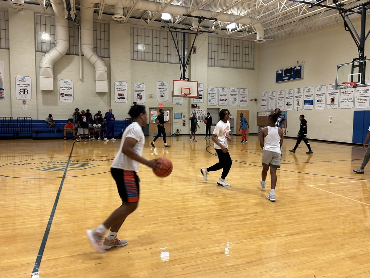 MissingPlug's tweet image. Meet us Thursdays 7pm at @boysandgirlsclubofchester 🏀🧡 

Our Goal: Creating Safe Experiences For Our Youth. Brought to you by @dutyislove x @themissingplug 👏🏾

#boysandgirlsclub #basketball #youthevent #eventplanning #community #themissingplug