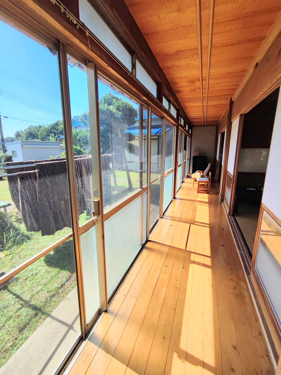 Madam_Fujiko's tweet photo. I made a slight change to the arrangement of the shared kitchen. 
You can enjoy your own time while experiencing interaction with local people, and other guests and a refreshing lifestyle for both your mind and body ;)
#INASHIKINEST 
#farminn #guesthouse
#縁側 #共有キッチン https://t.co/ZoLUZ4I7gy