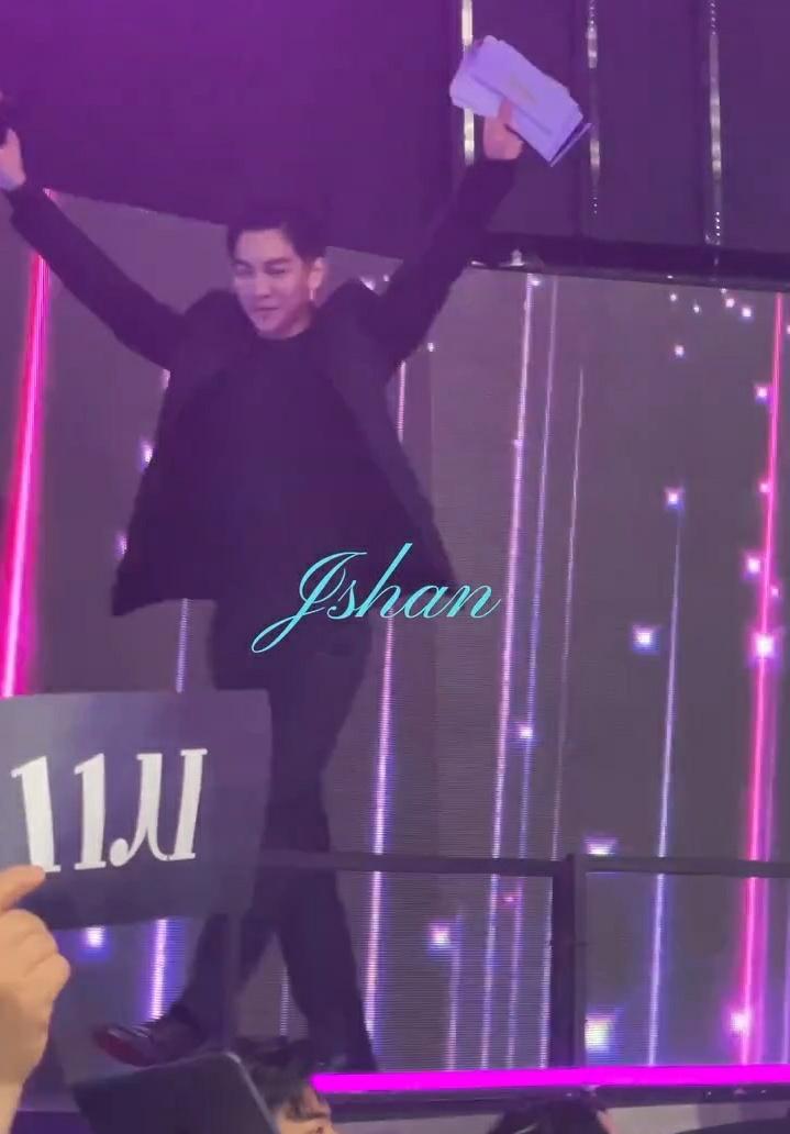 mylovelsg13's tweet photo. uwu my bby looks so happy to greets airens 🥺
#LeeSeungGi #이승기 https://t.co/bxXCbnI4qk