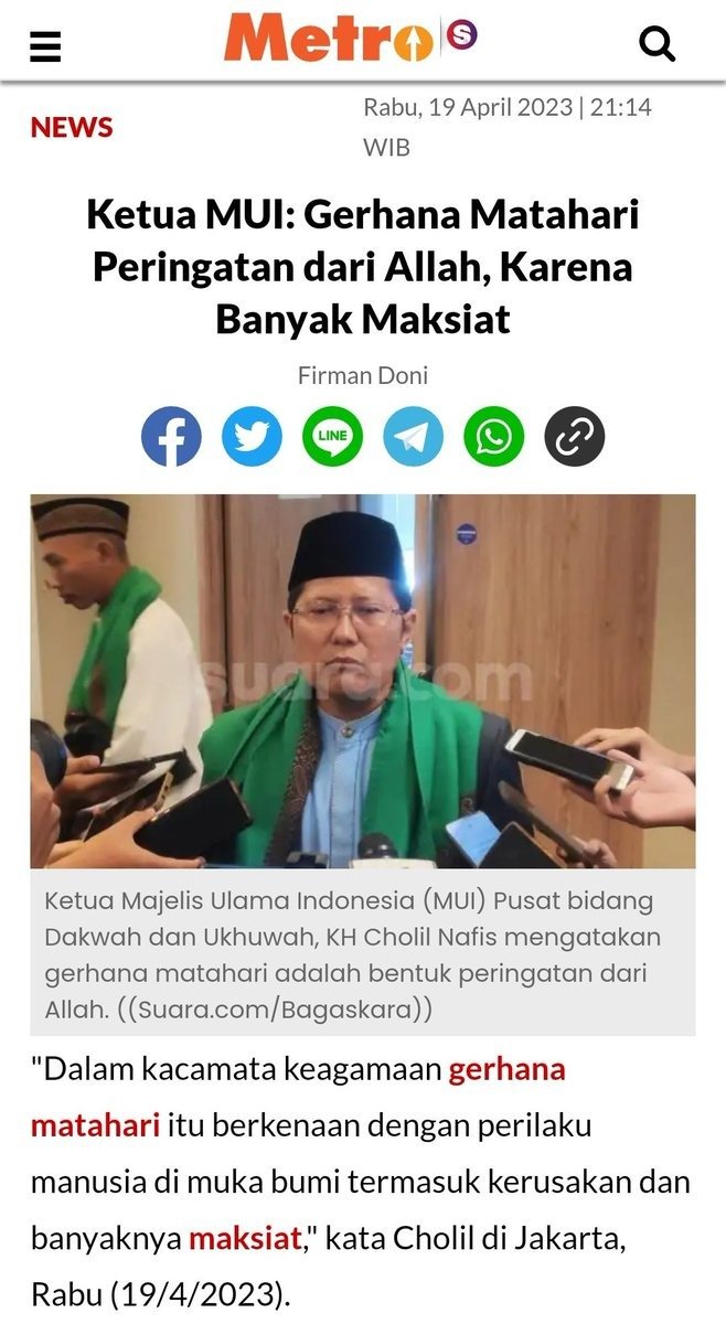 MurtadhaOne1's tweet photo. Saat putra Rasulullah wafat, terjadilah gerhana matahari. Semua orang waktu itu tergetar hatinya dan menganggap peristiwa gerhana adalah salah satu mukzizat Allah kepada Rasulnya. Namun Rasulullah adalah manusia yg jujur yg tidak mau memanipulasi fenomena alam untuk kepentingannya. Beliau segera keluar ke tengah2 orang2 yg berkerumun dan segera memberi penjelasan:

"Sesungguhnya matahari dan rembulan adalah tanda dari tanda–tanda kebesaran Allah dan keduanya (rembulan dan matahari ) tidak akan gerhana karena hidup atau kematian salah seorang di antara kamu. Apabila kalian melihat matahari atau rembulan gerhana, maka berdoalah kepada Allah, bertakbirlah shalatlah dan percayalah.” (HR. Bukhari)