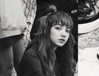super_manoban's tweet photo. #LISA pre-debut photo 🖤 https://t.co/92Hd99LVs7