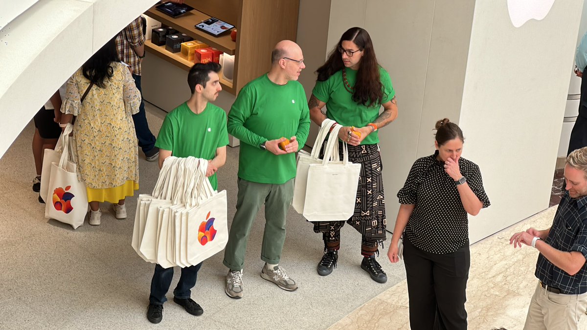 SarkDeb's tweet photo. Apple BKC and Apple Saket has different tote bags! If you visit #AppleSaket today then you are gonna get one! #AppleStore #AppleIndia #AppleBKC #Apple https://t.co/99df11YFpT