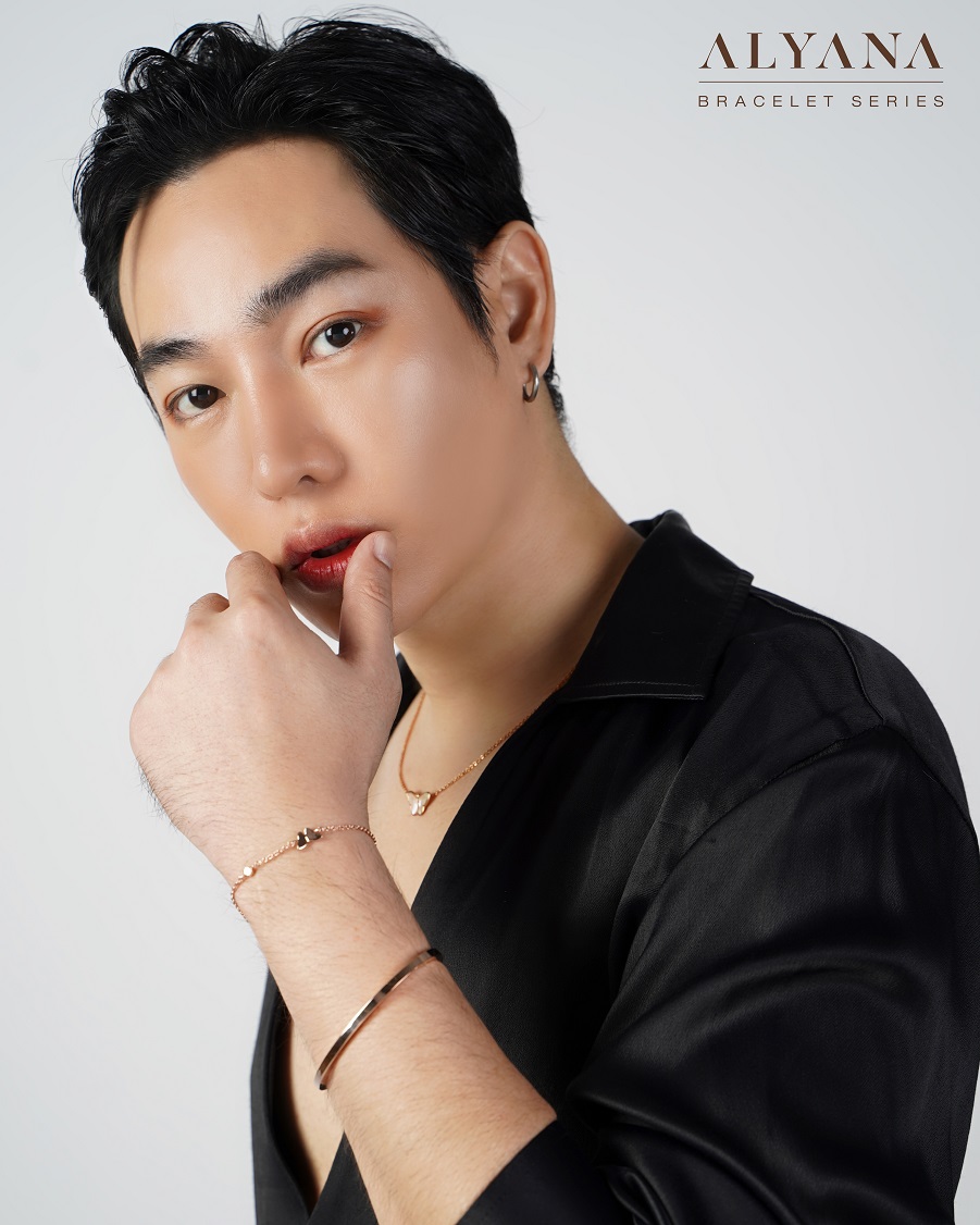 mcinemusic's tweet photo. “เป๊ก ผลิตโชค” ปล่อย ALYANA คอลเลกชันใหม่ เครื่องประดับ Limited Edition  “FLY ME TO THE MOON” และ “FLY TOGETHER” พร้อมให้จับจองกันเร็วๆนี้ https://t.co/bV6dlv6Yed ผ่าน @MCINE NEWS  - เอ็มซีน บันเทิง https://t.co/LVAfELYyTU