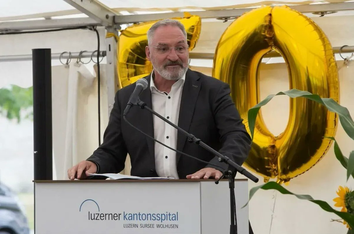stefanschaerli's tweet photo. Weiterer Rückblick auf das letzte Jahr: Moderation der 50-jährigen Jubiläumsfeier des #LUKS Wolhusen. Als Leiter der interdisziplinären #Notfallstation bin ich stolz, Teil dieses Jubiläums gewesen zu sein. #Luzern #Kantonsspital #Gesundheit https://t.co/vUtwsCrqYd