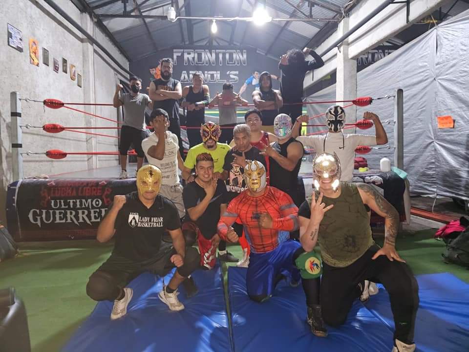 u_cmll's tweet photo. CON TODO LOS ALUMNOS DE LA ESCUELA ÚLTIMO GUERRERO PORQUE SON DE OTRO NIVEEEEEEEEEL
#CMLL
#ESCUELAULTIMOGUERRERO
#MINEROS #65
#COLMORELOS
#LUNESMIERCOLESYJUEVES
#DE8A10PM
#DRAGONCITO
#CHINGOOOOOON https://t.co/rIcrELRwRd