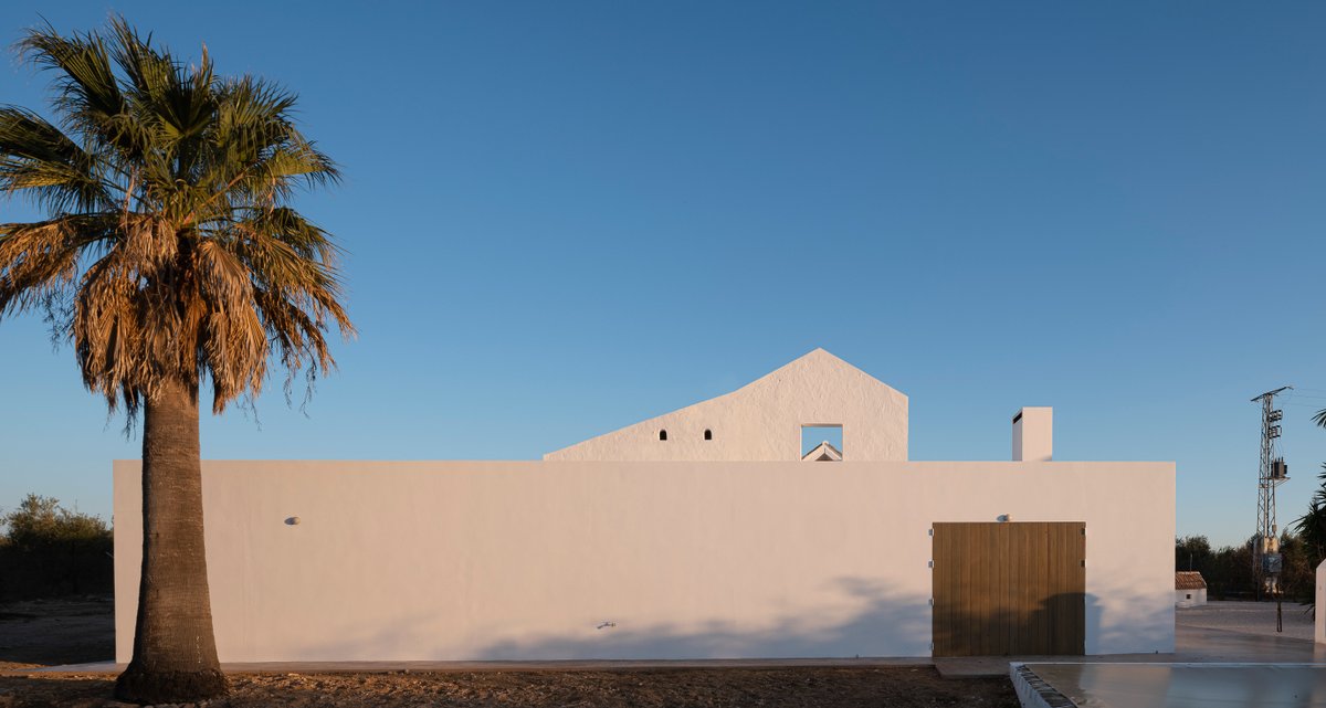 arquitect_viva's tweet photo. Vivienda rural El Cercao en Arahal
Daroca Arquitectos
La nueva vivienda, una crujía en forma de U, abraza y sustenta estructuralmente la ruinosa edificación existente, levantada en la década de 1920, invirtiendo los usos domésticos...
https://t.co/P1Osg7IK1U https://t.co/mrRq5iRqi8