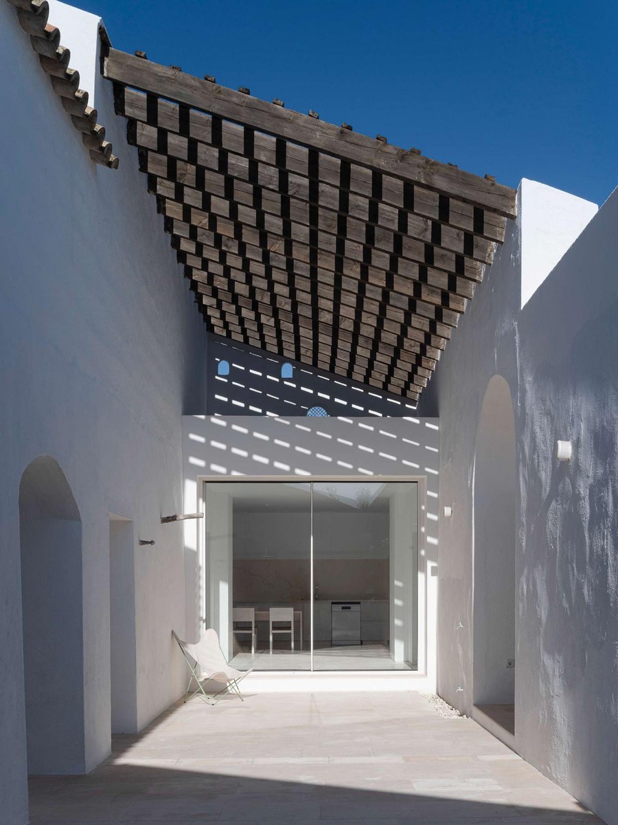 arquitect_viva's tweet photo. Vivienda rural El Cercao en Arahal
Daroca Arquitectos
La nueva vivienda, una crujía en forma de U, abraza y sustenta estructuralmente la ruinosa edificación existente, levantada en la década de 1920, invirtiendo los usos domésticos...
https://t.co/P1Osg7IK1U https://t.co/mrRq5iRqi8