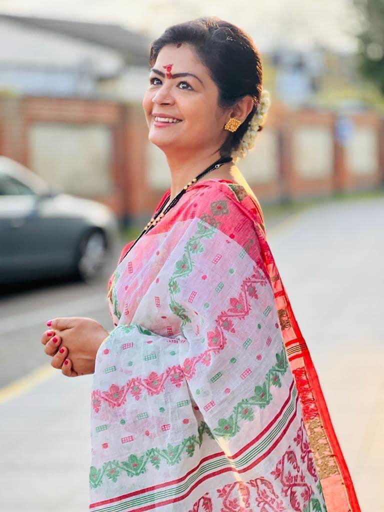 Somadasofficial's tweet photo. নিজের দেশের সুতোর শাড়ি আর নিজের মায়ের মতো সাজ, এই আমার মধ্যেই রয়ে যাক। চলুক নাহয় ঐত্যিহ্যের সাথে আধুনিকতার মেল বন্ধন। কি ঠিক বললাম তো? 🥰🥰
নতুন দিন ভালো হোক। 🙏🙏
ছবি- #KD 
#somadasuk #somarsonge #এপ্রিল #livinginthemoment #ভালোথাকুন #staytunedformore #artist #singer https://t.co/5WfxmCxCvI